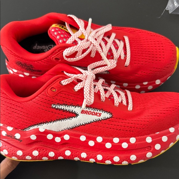 Brooks Minnie Disney sneakers